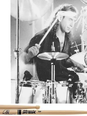 Jetzt erhältlich - PROMARK TX707W Simon Phillips 707 Hickory (Paar) Autograph Collection Drumsticks