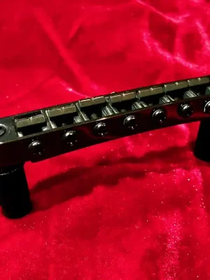 Jetzt erhältlich - Göldo Music HW27B 7-string Tunamatic Bridge, schwarz