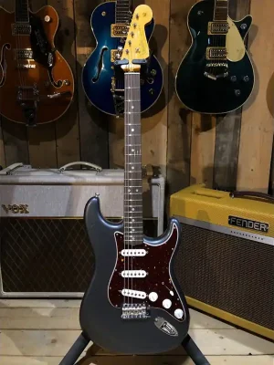 Auf Lager | Fender ‘65 Stratocaster Journeyman w/cc HRW, Rosewood, Charcoal Frost Metallic