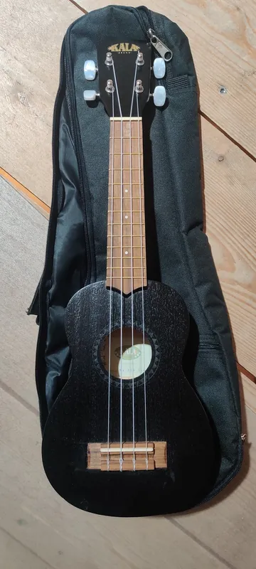 Kala KA-15S BLK - Black Satin Mahogany Soprano Ukulele, with Bag (UB-S) "B-Stock" - Ausverkauf