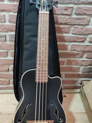 Kala U-Bass Journeyman, Fretted - Matte Black, with Bag "B-Stock" - Letzte Chance