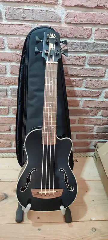 Kala U-Bass Journeyman, Fretted - Matte Black, with Bag "B-Stock" - Letzte Chance