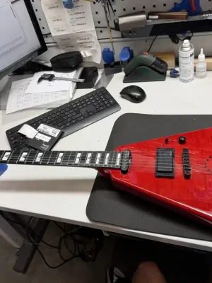 Nur wenige verfügbar | Framus Breaker Series Wolf Hoffmann WH-1 Majesty Red (B-Stock)